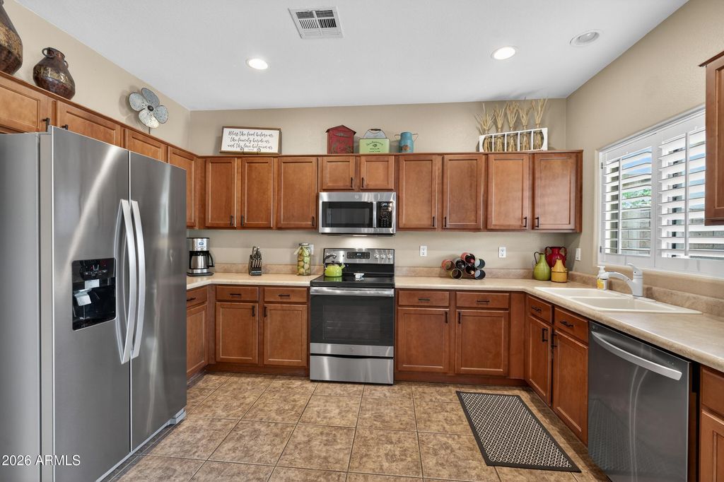 Image 8 of property listing at 1060 E Redwood Drive, Chandler, AZ 85286