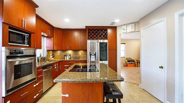 10717 NW 12th Mnr, Plantation, FL 33322