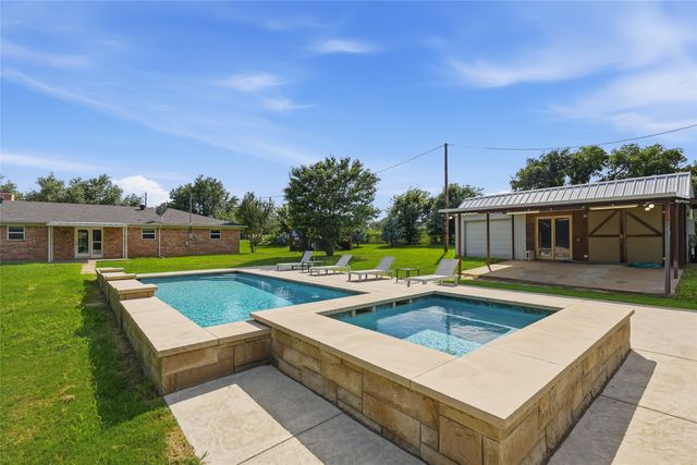 101 Pleasant Valley Lane, Weatherford, TX 76087