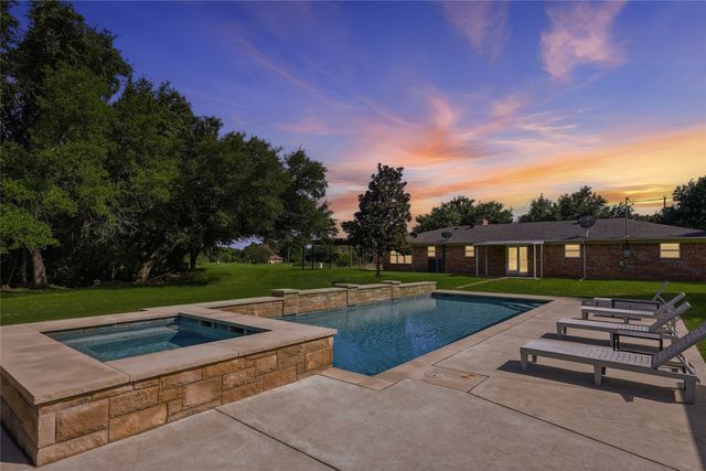 101 Pleasant Valley Lane, Weatherford, TX 76087