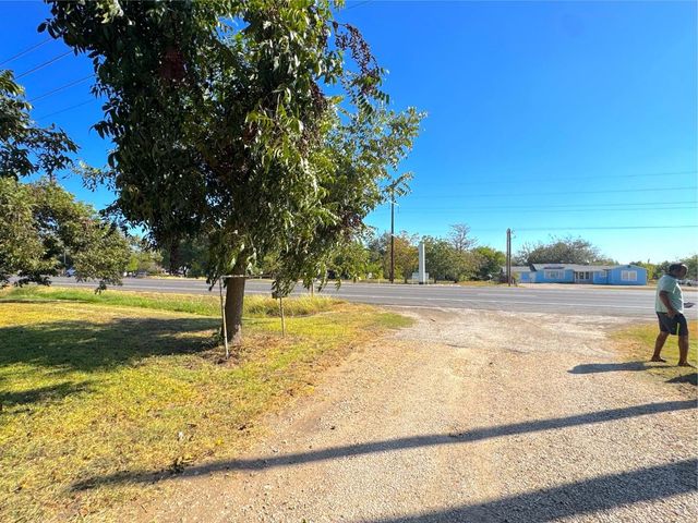 4213 N Main ST, Taylor, TX 76574