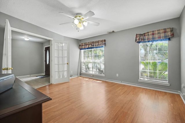 526 Oak Briar Drive, Kemah, TX 77565