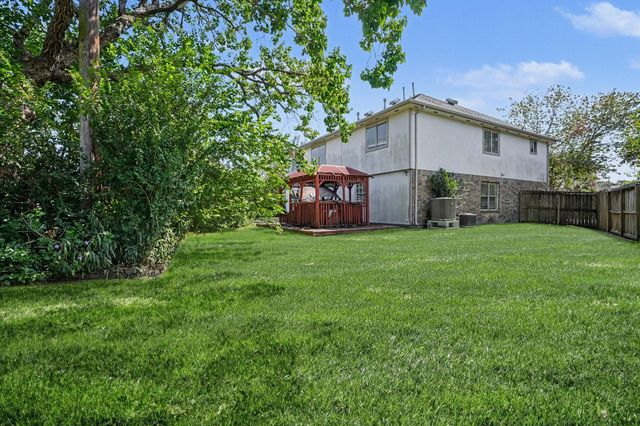 526 Oak Briar Drive, Kemah, TX 77565
