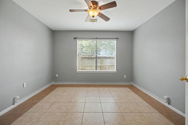 526 Oak Briar Drive, Kemah, TX 77565