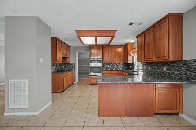 526 Oak Briar Drive, Kemah, TX 77565