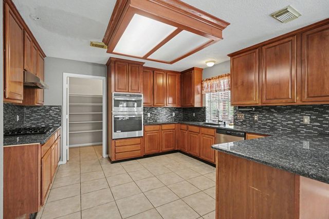 526 Oak Briar Drive, Kemah, TX 77565