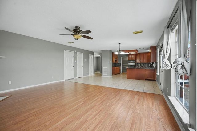 526 Oak Briar Drive, Kemah, TX 77565
