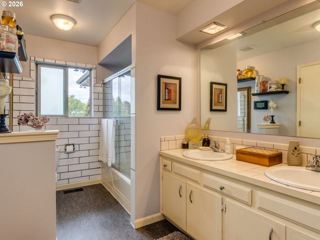 14029 Ne FREMONT Ct, Portland, OR 97230