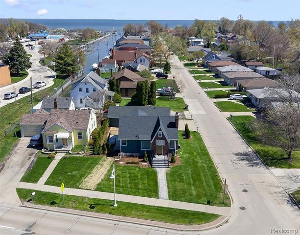 27500 Jefferson Avenue, Saint Clair Shores, MI 48081