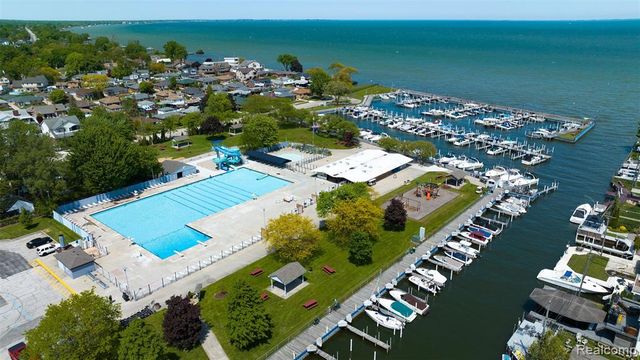 27500 Jefferson Avenue, Saint Clair Shores, MI 48081