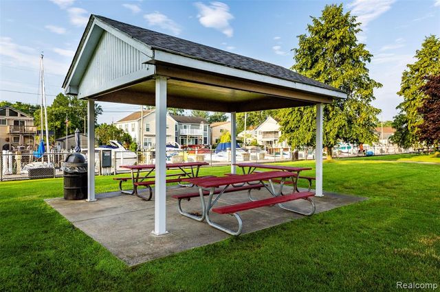 27500 Jefferson Avenue, Saint Clair Shores, MI 48081