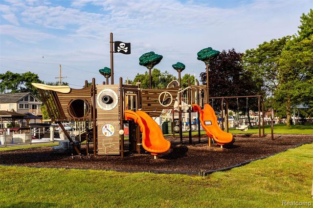 27500 Jefferson Avenue, Saint Clair Shores, MI 48081