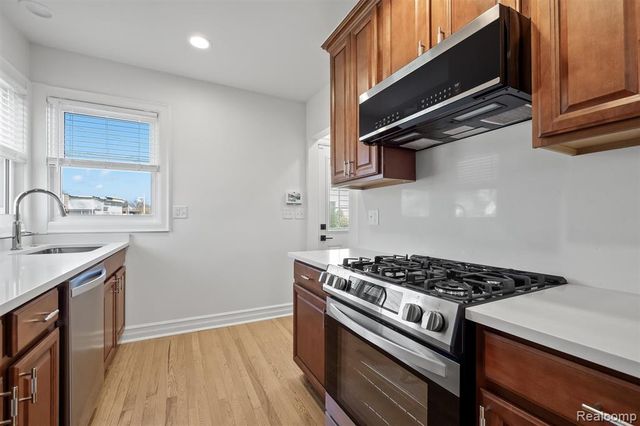 27500 Jefferson Avenue, Saint Clair Shores, MI 48081