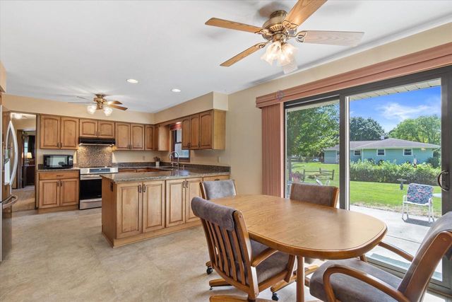 W222N2281 Glenwood LANE, Waukesha, WI 53186