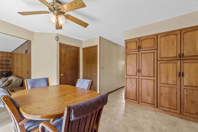 W222N2281 Glenwood LANE, Waukesha, WI 53186