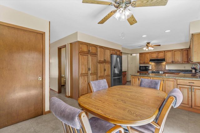 W222N2281 Glenwood LANE, Waukesha, WI 53186