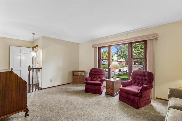 W222N2281 Glenwood LANE, Waukesha, WI 53186