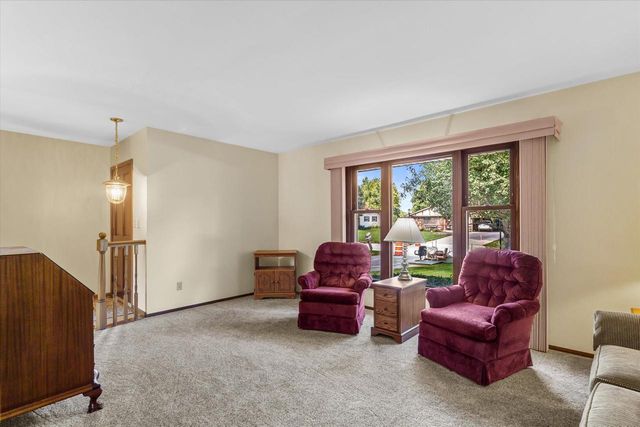 W222N2281 Glenwood LANE, Waukesha, WI 53186