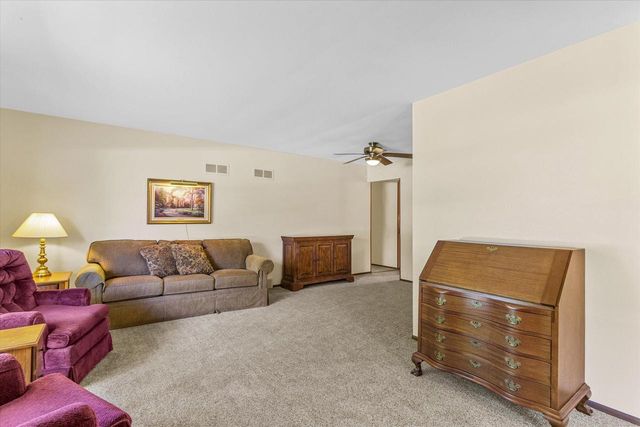 W222N2281 Glenwood LANE, Waukesha, WI 53186