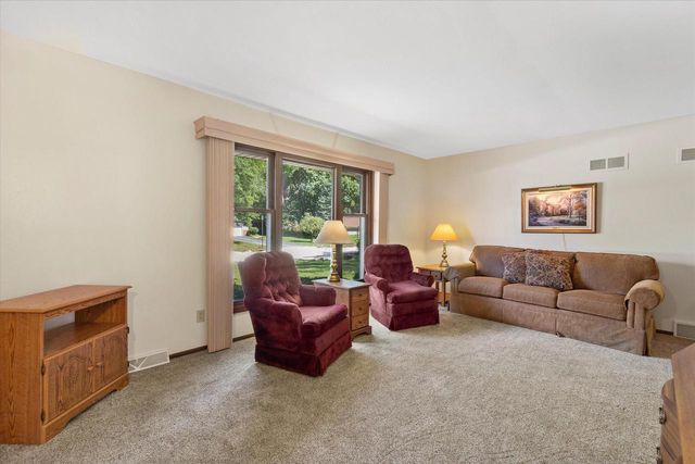 W222N2281 Glenwood LANE, Waukesha, WI 53186
