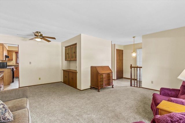 W222N2281 Glenwood LANE, Waukesha, WI 53186