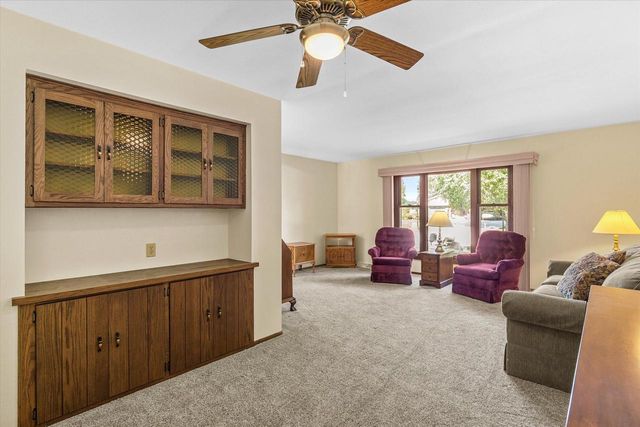 W222N2281 Glenwood LANE, Waukesha, WI 53186