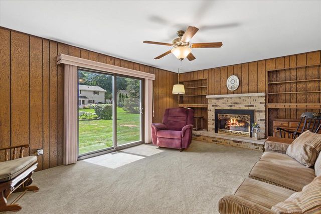 W222N2281 Glenwood LANE, Waukesha, WI 53186
