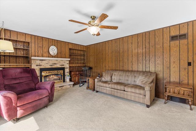 W222N2281 Glenwood LANE, Waukesha, WI 53186
