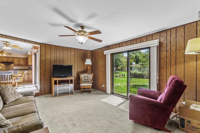 W222N2281 Glenwood LANE, Waukesha, WI 53186