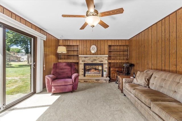 W222N2281 Glenwood LANE, Waukesha, WI 53186
