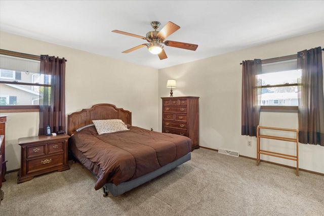 W222N2281 Glenwood LANE, Waukesha, WI 53186