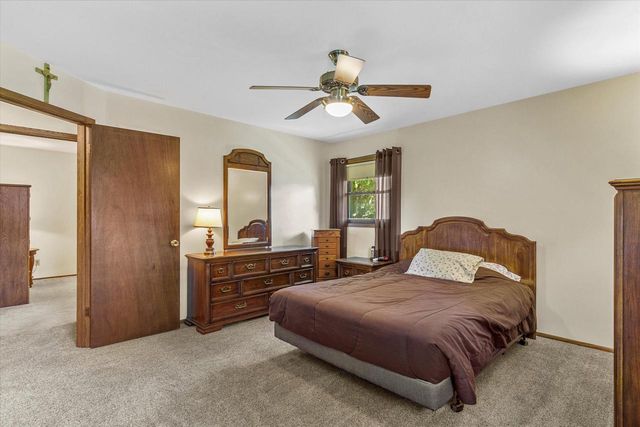 W222N2281 Glenwood LANE, Waukesha, WI 53186