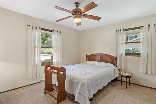 W222N2281 Glenwood LANE, Waukesha, WI 53186