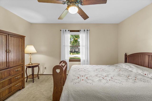 W222N2281 Glenwood LANE, Waukesha, WI 53186