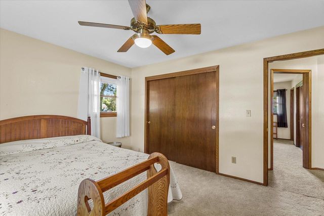 W222N2281 Glenwood LANE, Waukesha, WI 53186