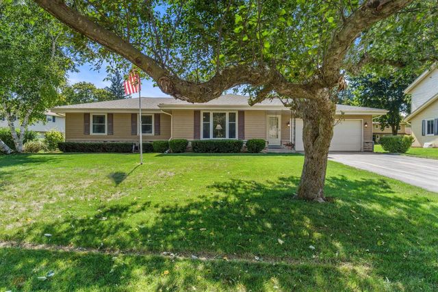 W222N2281 Glenwood LANE, Waukesha, WI 53186
