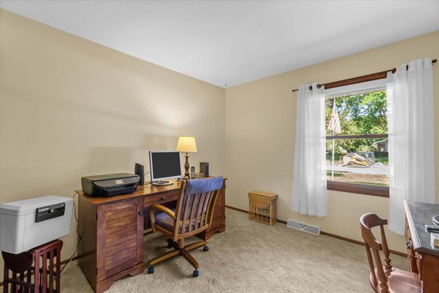 W222N2281 Glenwood LANE, Waukesha, WI 53186
