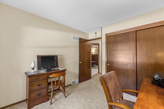 W222N2281 Glenwood LANE, Waukesha, WI 53186