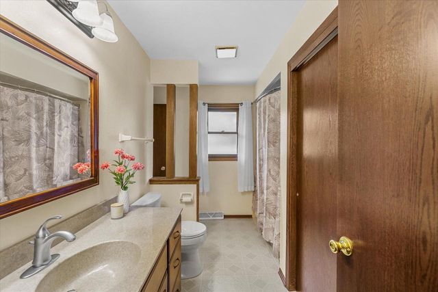 W222N2281 Glenwood LANE, Waukesha, WI 53186