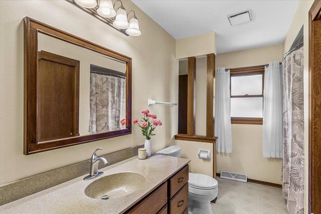 W222N2281 Glenwood LANE, Waukesha, WI 53186