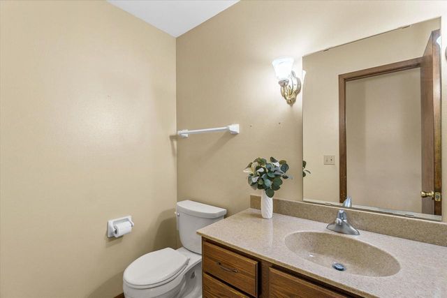 W222N2281 Glenwood LANE, Waukesha, WI 53186