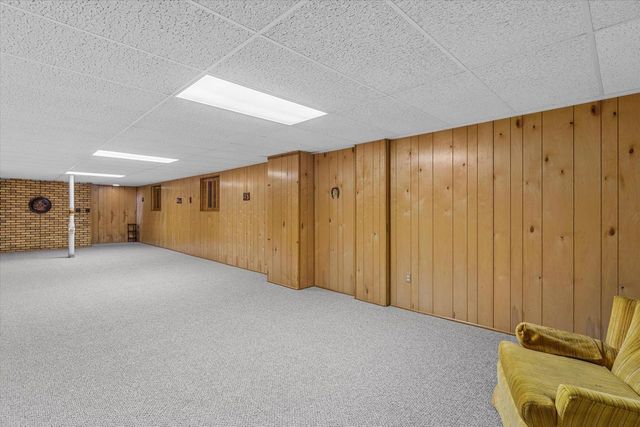W222N2281 Glenwood LANE, Waukesha, WI 53186