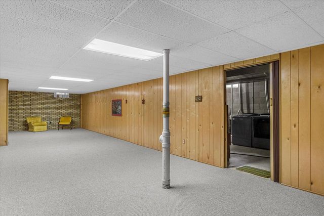 W222N2281 Glenwood LANE, Waukesha, WI 53186