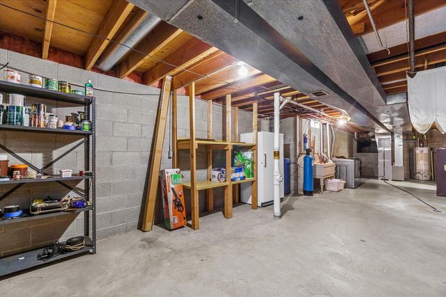 W222N2281 Glenwood LANE, Waukesha, WI 53186