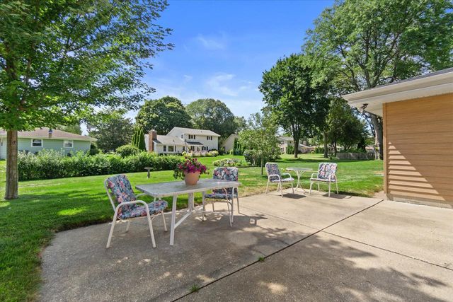 W222N2281 Glenwood LANE, Waukesha, WI 53186