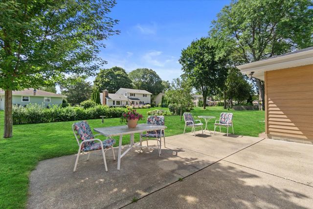 W222N2281 Glenwood LANE, Waukesha, WI 53186