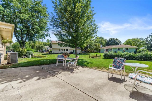 W222N2281 Glenwood LANE, Waukesha, WI 53186