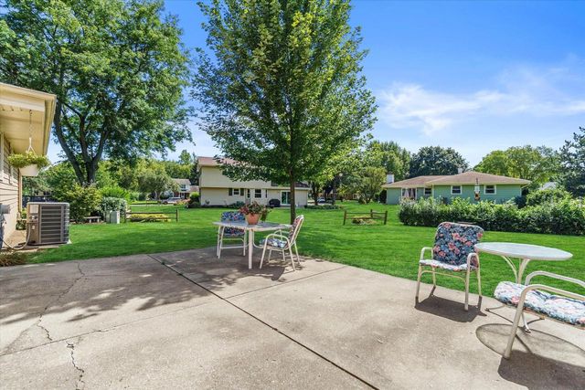 W222N2281 Glenwood LANE, Waukesha, WI 53186