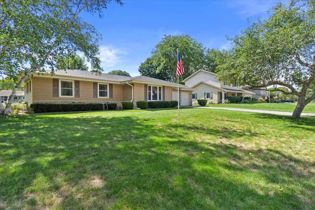 W222N2281 Glenwood LANE, Waukesha, WI 53186