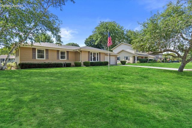W222N2281 Glenwood LANE, Waukesha, WI 53186